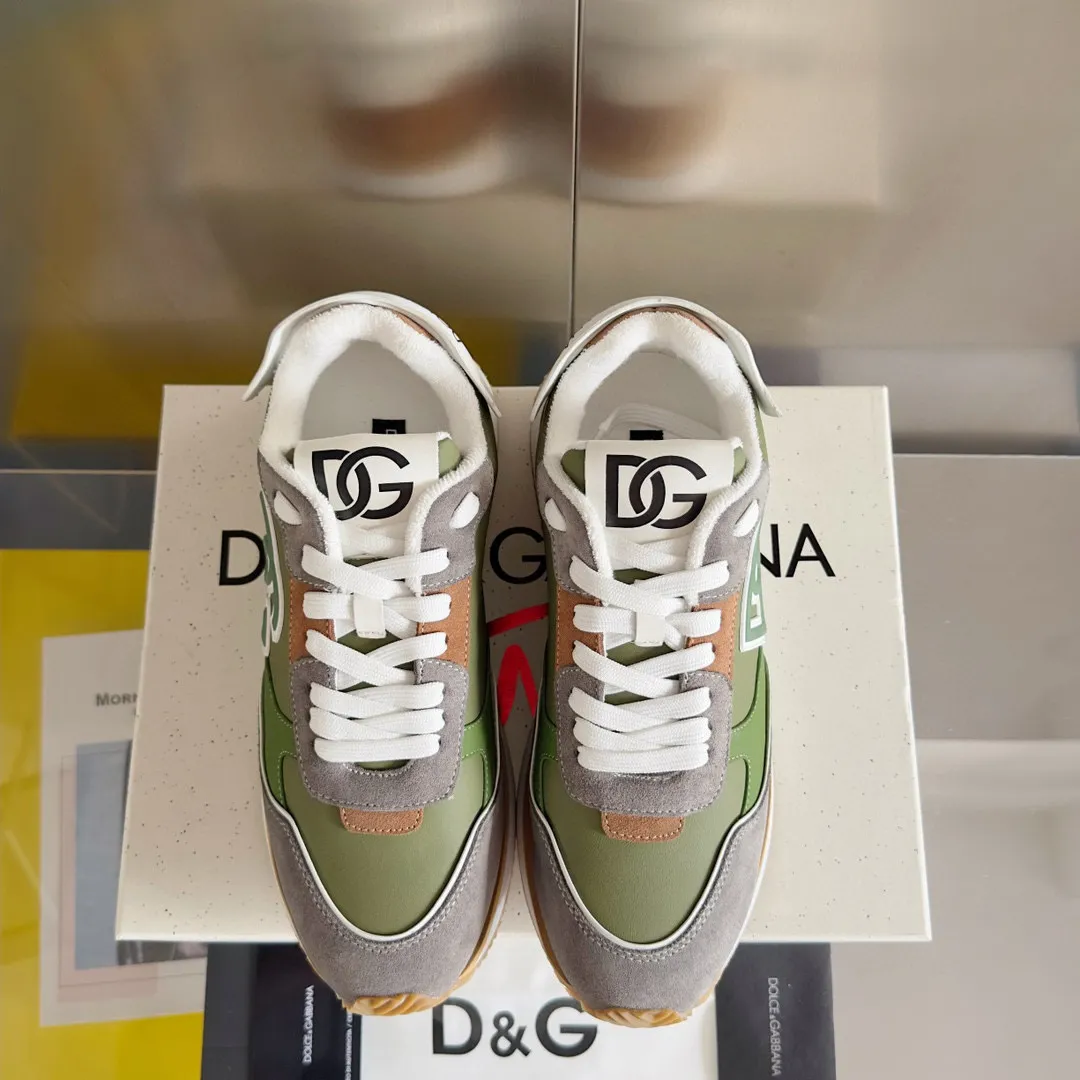 Factory price: 458💰D&G's latest Cushion series casual sports shoes, dad shoes, running shoes, original purchase and development, production, handmade, but always looking to the future. The new Cushion sneakers feature a two-tone suede upper accented by a mesh contrasting printed DG cross logo on the side. The lightweight, grippy rubber outsole is innovatively designed to provide excellent performance, while the jacquard label adds timeless style. Exquisite packaging at the delivery counter🛍📦 ▪️ Fabric: Original custom-made first-layer cowhide ▪️ Lining: Original custom-made breathable towel lining ▪️ Sole: Original open-molded rubber material ▪️ Bottom thickness: 3.5CM ▪️ Size: Men's 38-44, customized 45